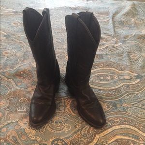 Classic black cowgirl boots!